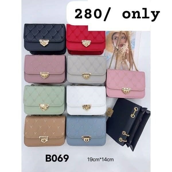SLING BAG WITH A CHAIN